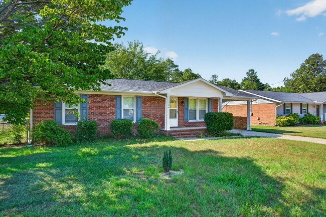 Building Photo - "Charming 3-Bed Home with Gleaming Hardwood Floors in Hope Mills!"