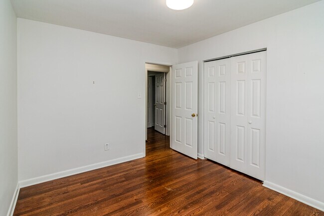 Building Photo - 282 Zandale Dr