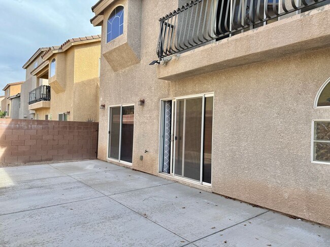 Building Photo - Charming Cul-de-Sac Home with Bonus Room & Backyard