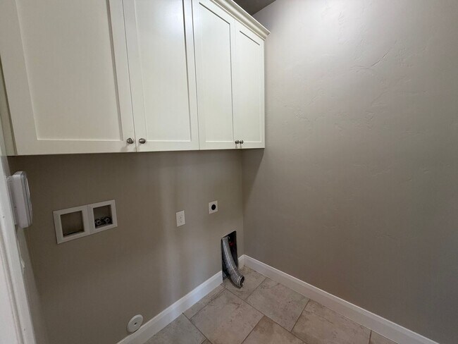 Building Photo - 469 E Barcelona Dr