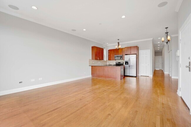 Building Photo - 2736 W Belmont Ave