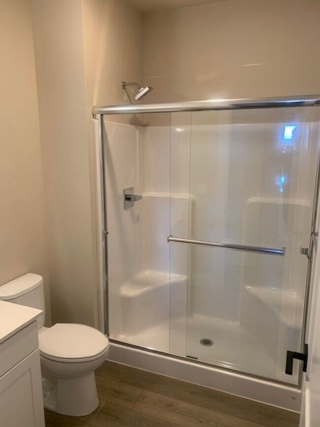 Building Photo - 3 Bed/3 Bath Modern and Luxurious Townhome in NE Bend