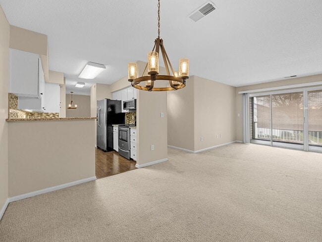 Building Photo - Gorgeous 2 bedroom home- Move-In Ready Condo in Parkview. Minutes to Downtown Greenville & the Ne...