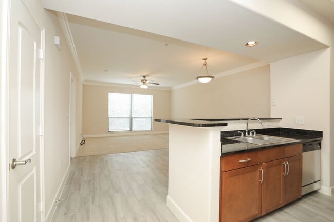 Building Photo - For Lease | 1 Bed, 1 Bath | 832 Sq Ft | Su...