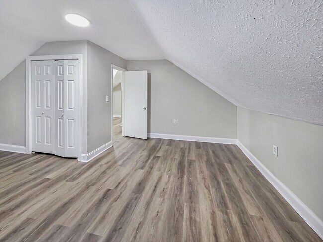 Building Photo - Beautifully Renovated 4 Bedroom Home in th...