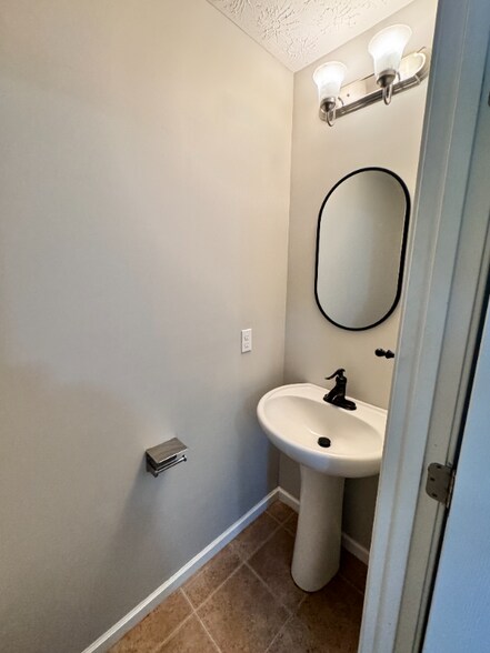 Building Photo - 5101 Oak Ave