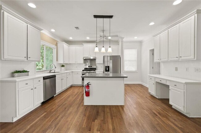 Building Photo - 10950 Kimball Crest Dr