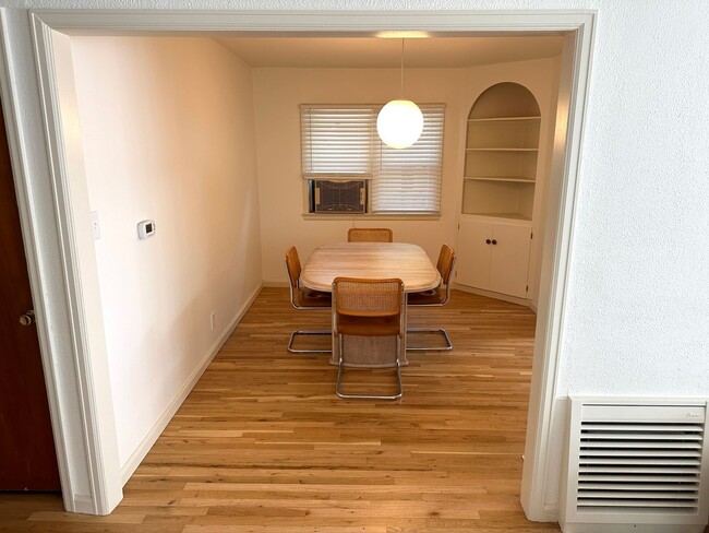 Building Photo - 2 Bedroom Home in Lincoln Park