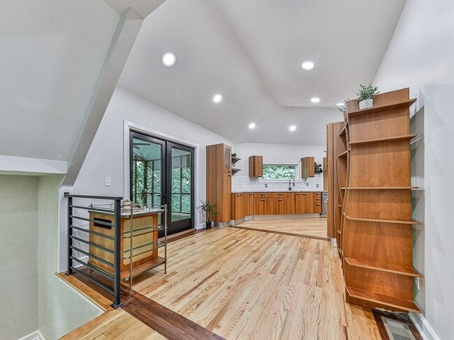 Building Photo - 120 Huntcliff Point NE