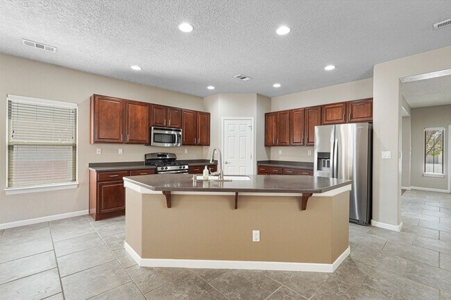 Building Photo - 224 Valle Alto Dr NE