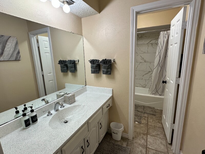 Building Photo - 4821 S Country Club Rd