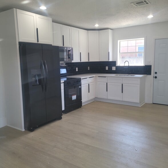 Building Photo - 8830 Stroelitz St