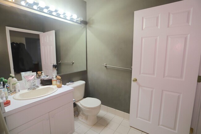 Building Photo - 915 Madison St