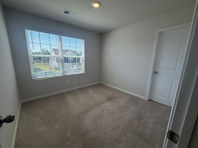 Building Photo - 70 Parkwood Ct