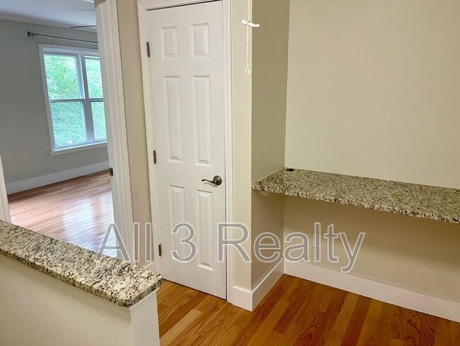 Building Photo - 696 Redland Dr