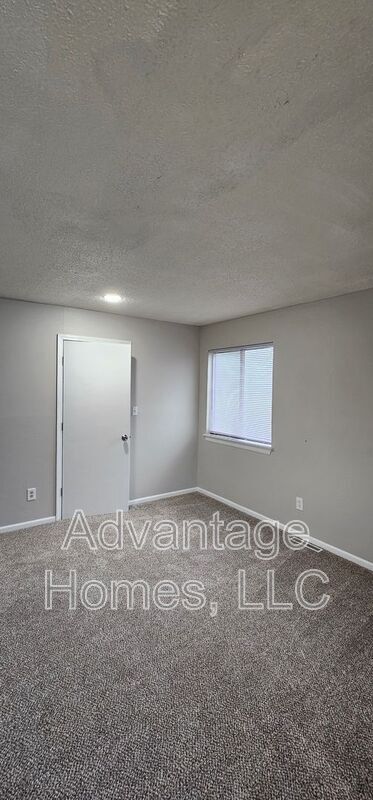 Building Photo - 1315 E 123rd Terrace