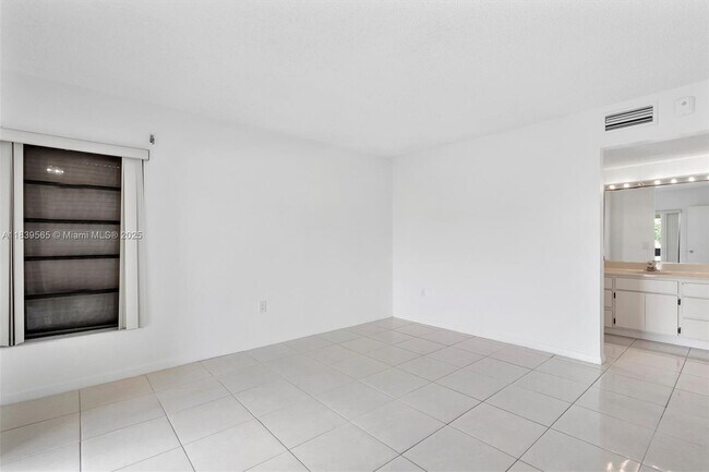 Building Photo - 9135 SW 125th Ave