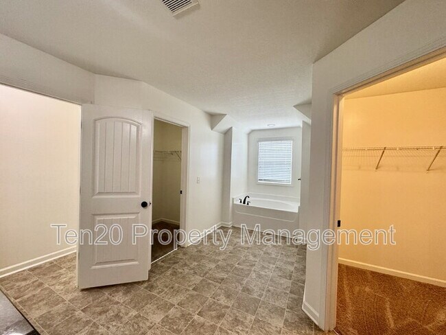 Building Photo - 5037 Lexington Ln