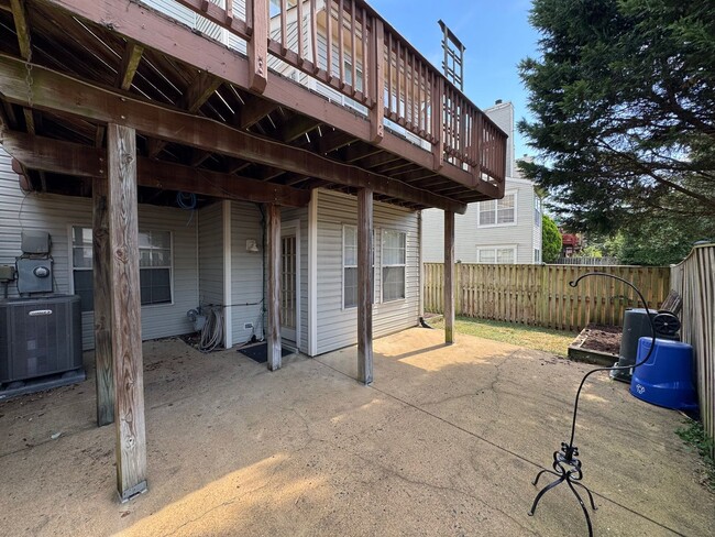 Building Photo - Beautiful And Spacious 3 Bed 3 Bath End Un...