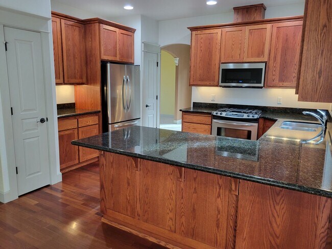 Building Photo - Immaculate 5 Bedroom West Salem Home With a View