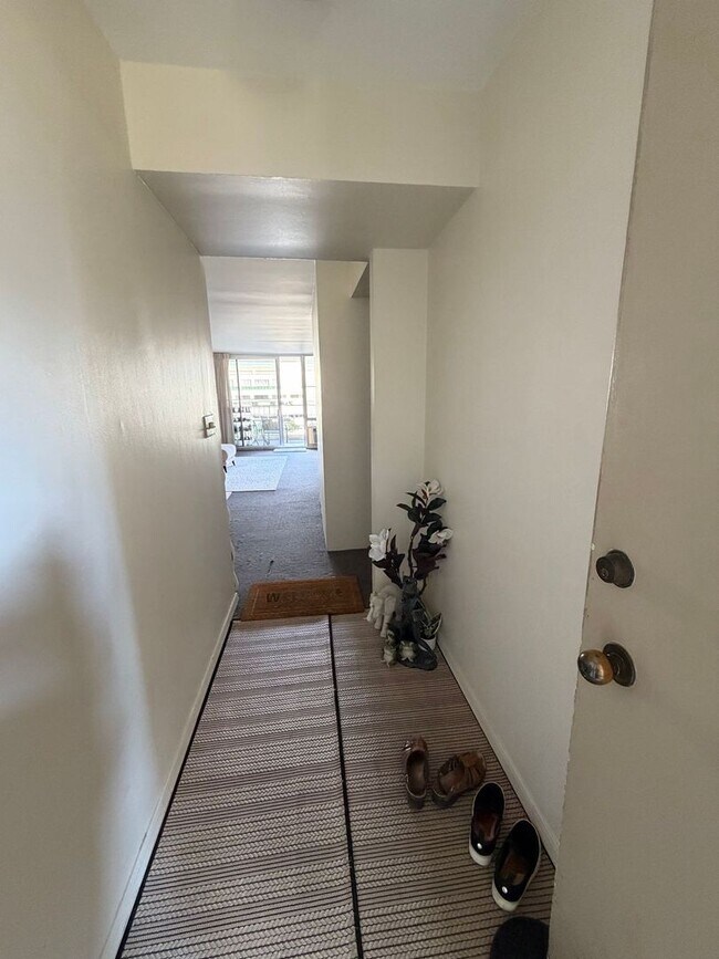 Building Photo - Experience Tranquil Condo Living at the Edge of Waikiki