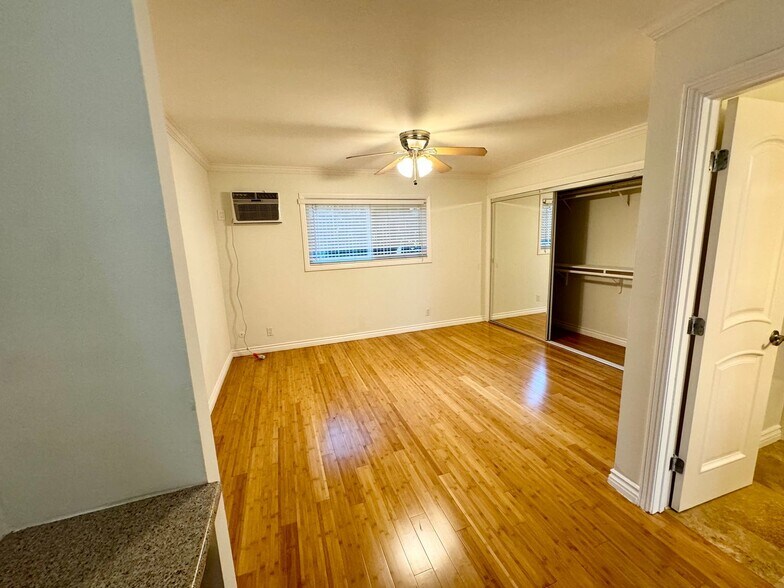 Building Photo - 10876 Palms Blvd