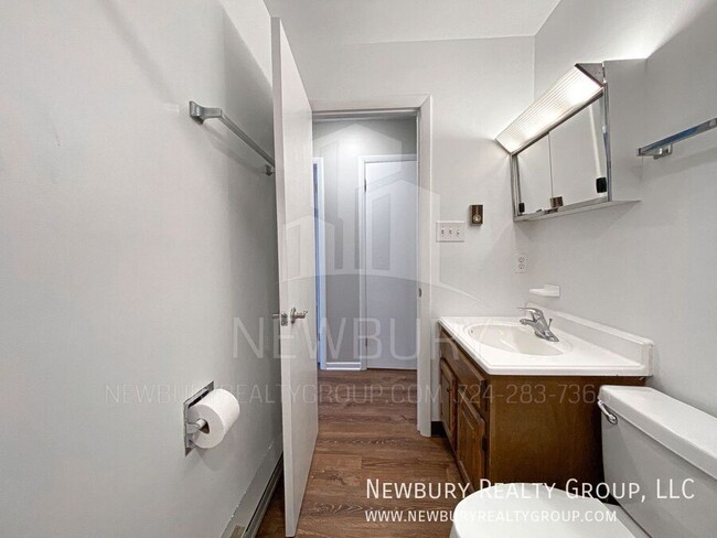 Building Photo - Spacious 2-Bedroom Apartment in a Serene C...