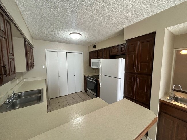 Building Photo - Private Corner Townhome