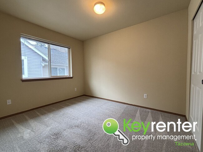 Building Photo - Modern Comfort Meets Great Location in Thi...