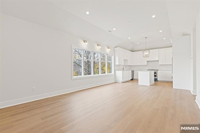 Building Photo - 445 Ramapo Valley Rd