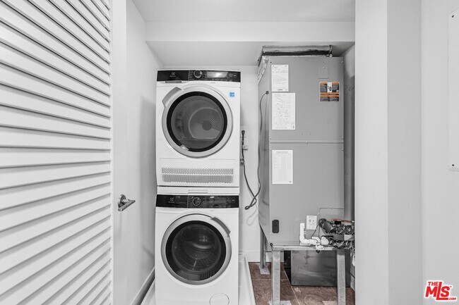 Building Photo - 901 Flower St