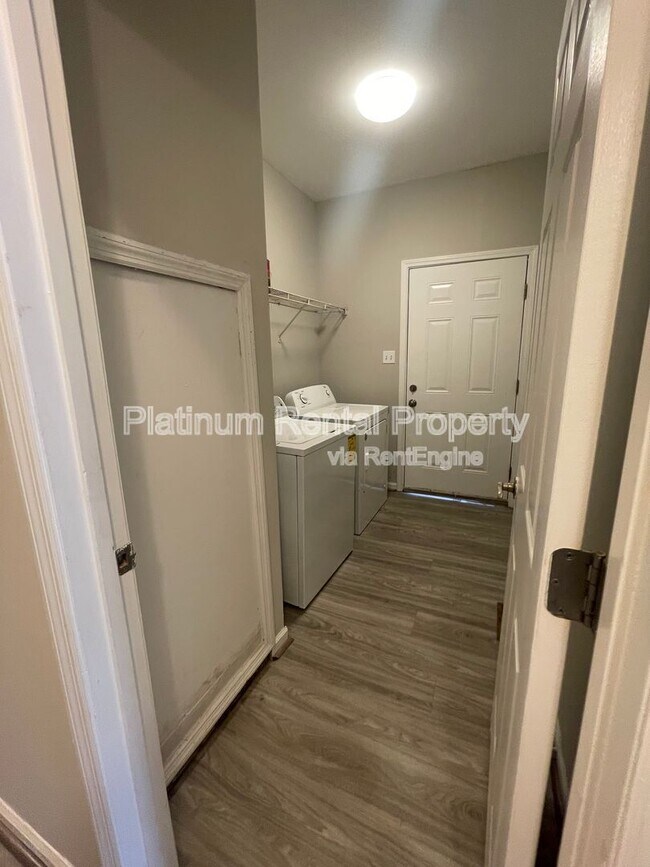 Building Photo - 48 Weyman Ave SW