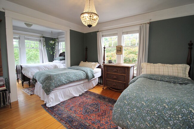 Building Photo - LAURELHURST: Classic 4 Bedroom Craftsman G...