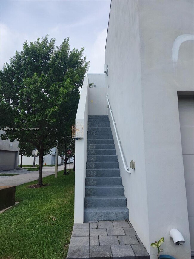 Building Photo - 6611 NW 102nd Path
