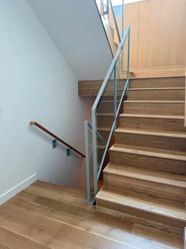 Building Photo - Silver Maple Stunning