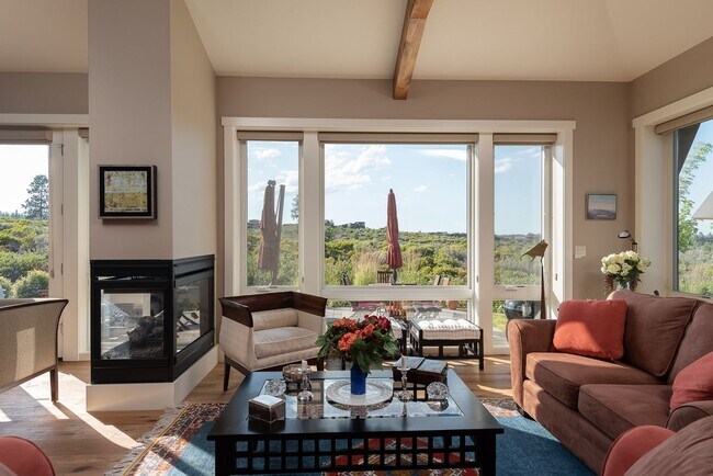 Building Photo - Tetherow!! Amazing Townhome that is fully ...