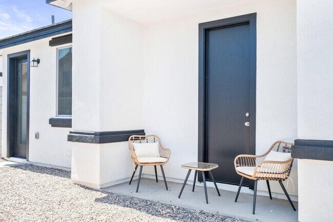 Building Photo - 6612 W Paradise Ln