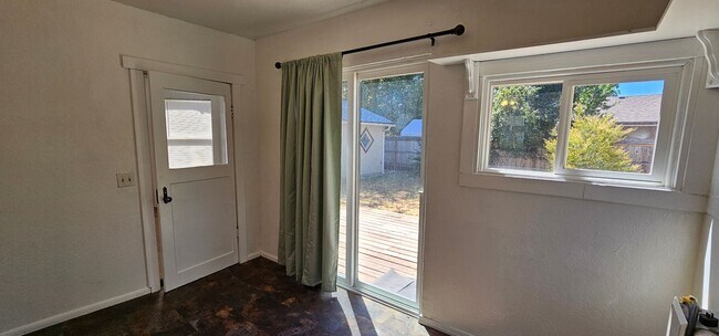 Building Photo - Minutes to Downtown Grants Pass
