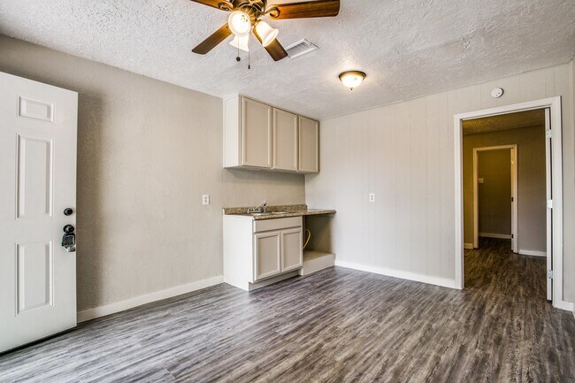 Interior Photo - 4820 Oak Ave