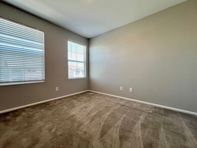Building Photo - Modern 2-Bedroom Townhome Near Allegiant S...