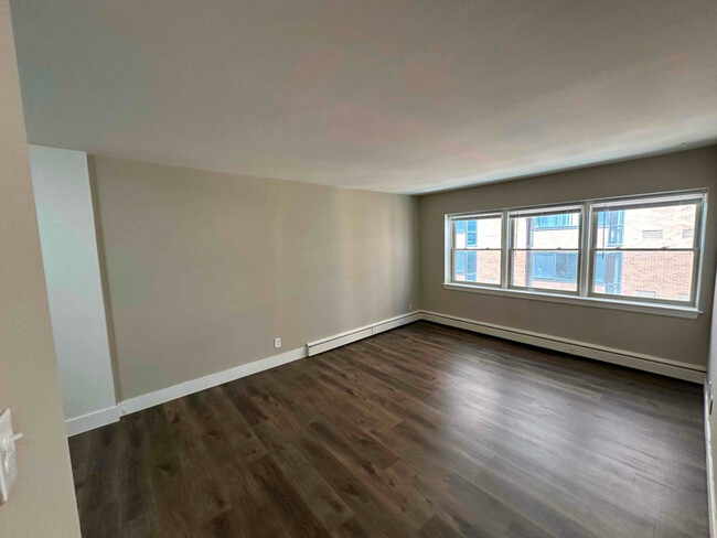 Building Photo - 1560 N Prospect Ave