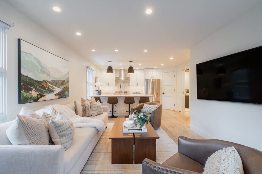 Building Photo - 800 E Hyman Ave