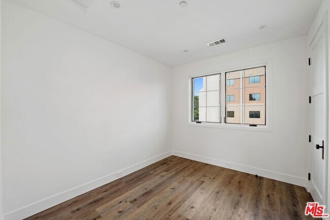 Building Photo - 5330 Agnes Ave