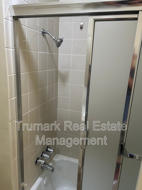 Building Photo - 1451 E Broadway