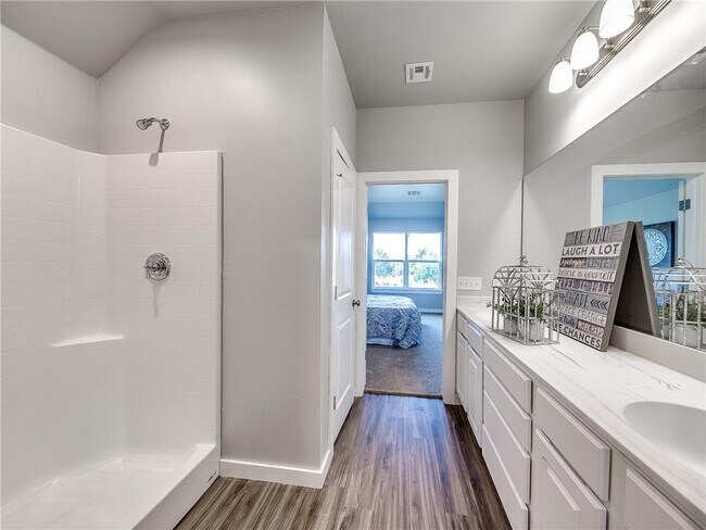 Building Photo - 1270 Lakeview Dr