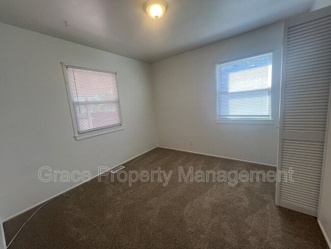 Building Photo - 8910 Hoyt Dr