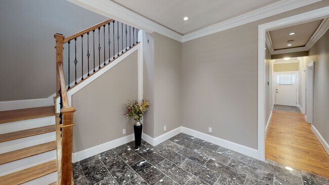 Building Photo - 7BR/5BA Victorian Near UTK | Greek Life & ...