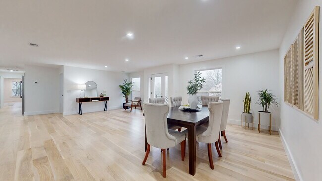 Building Photo - 5527 Hillview Dr