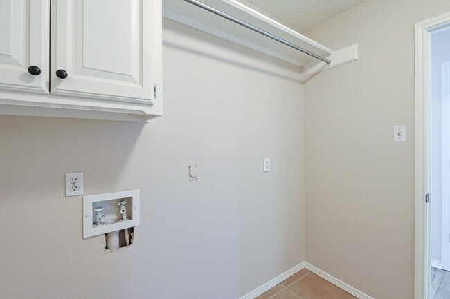 Building Photo - Welcome home to this beautifully updated 3-bedroom, 2-bath home nestled on a quiet cul-de-sac in ...