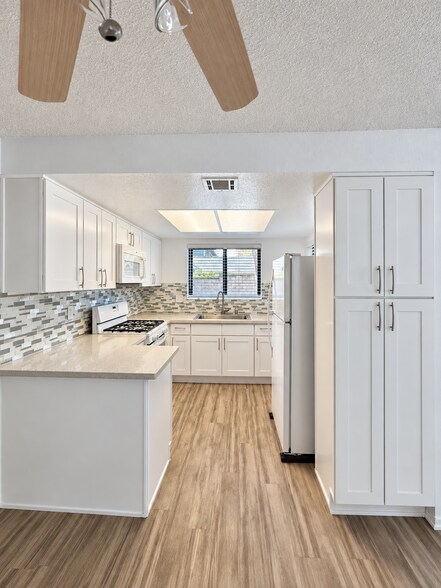 Building Photo - 8320 Vineyard Ave